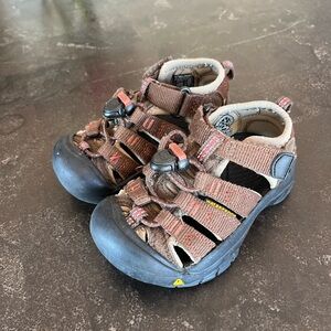 Keens toddler Newport H2 size 8